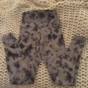 Lululemon aligns leggings